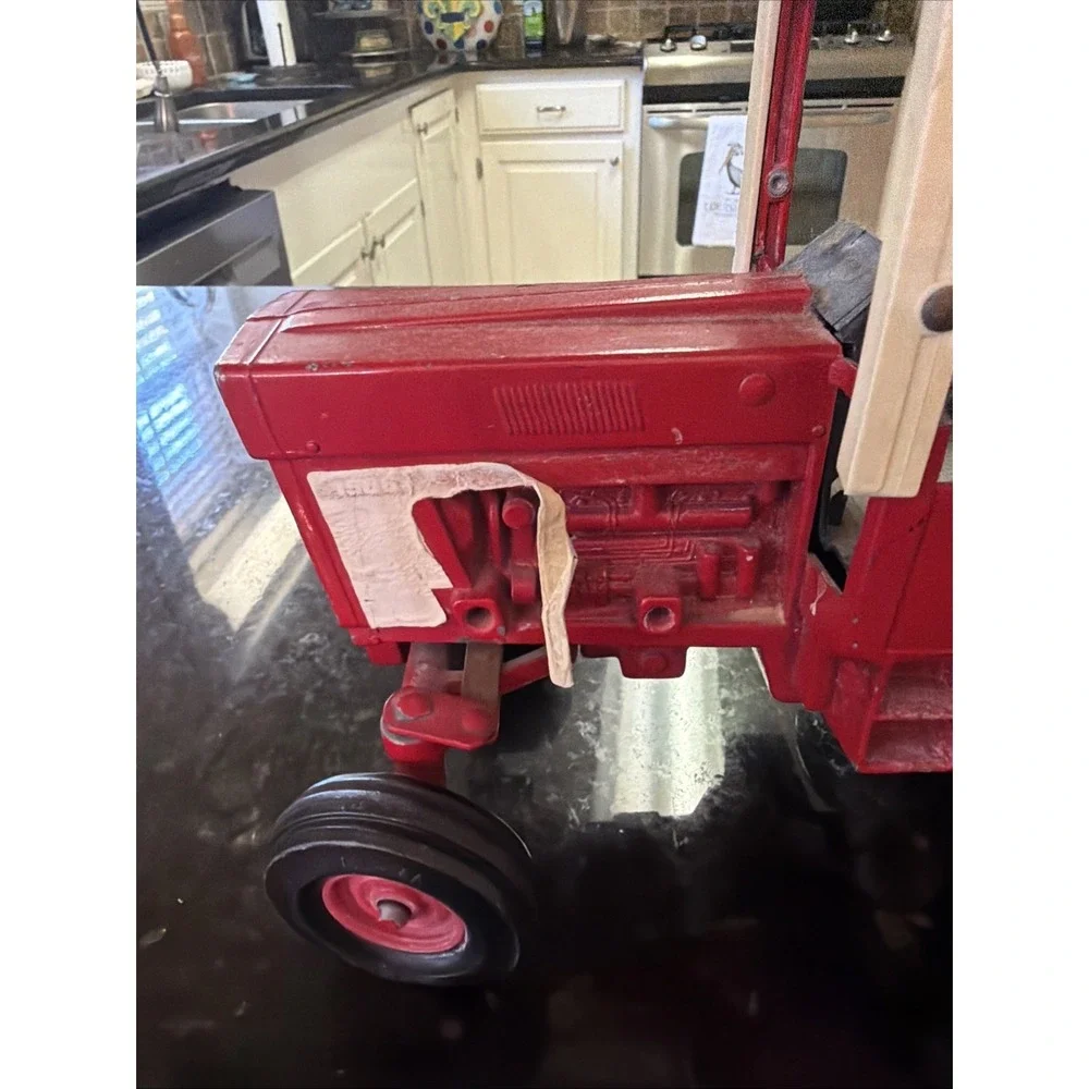 ERTL Vintage International Harvester 1586 Die-Cast Metal Toy Tractor 1:16 #BK3